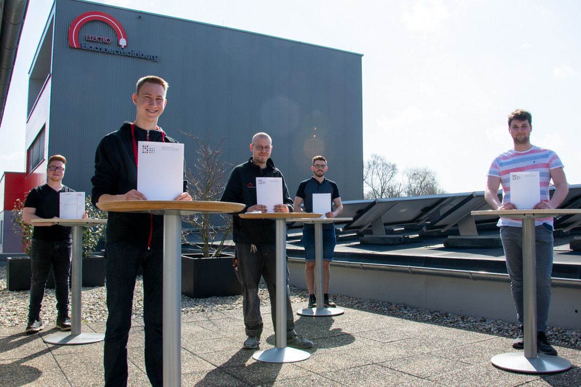 Die Elektroniker bei der Zeugnisübergabe in Mainburg