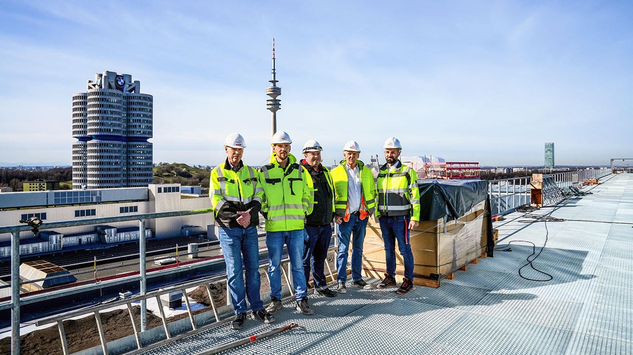 Mitarbeiter der Firma Bachner auf dem Dach der BMW Group in München