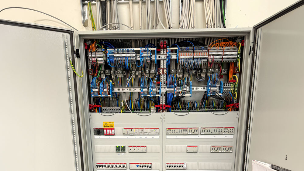 Geöffneter Schaltschrank in der Willy-Brandt-Gesamtschule.